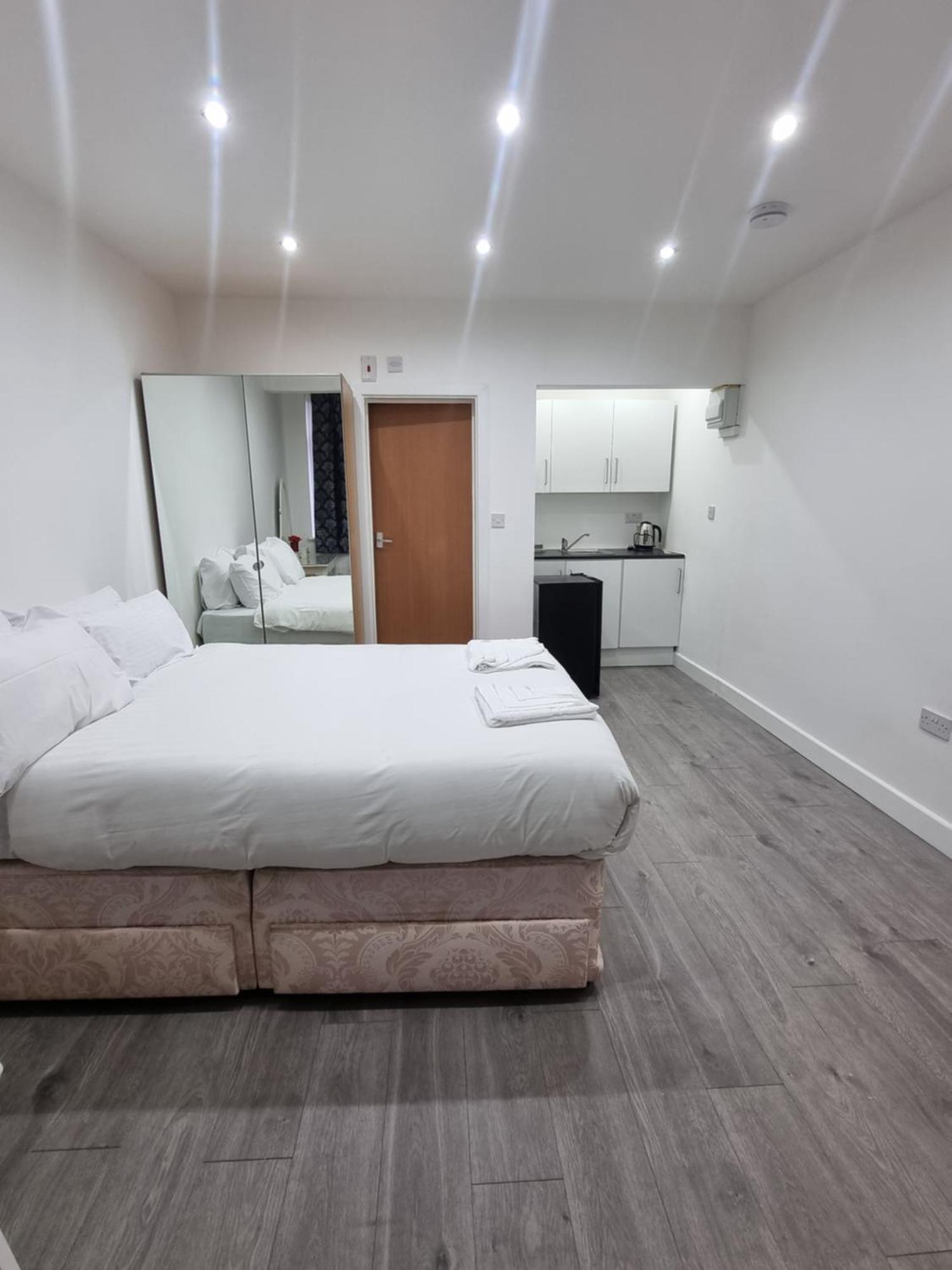 Brand New Studios In Харроу Экстерьер фото